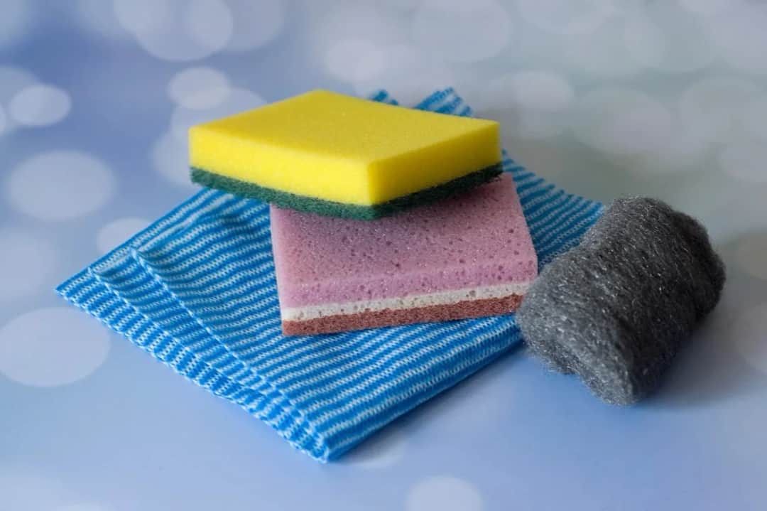 Gąbki, zmywaki i druciaki do naczyń. Czy korzystasz z nich właściwie?