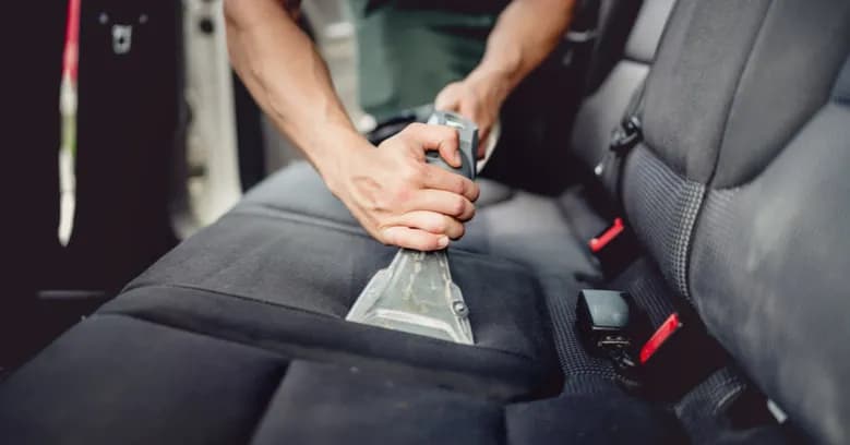 Skuteczne sposoby na czyszczenie wnętrza samochodu bez wysiłku