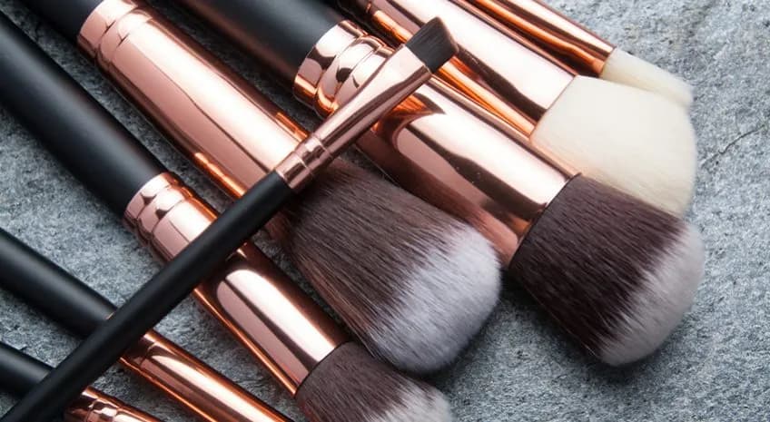 Jak czyścić pędzle do makijażu domowym sposobem bez wysiłku