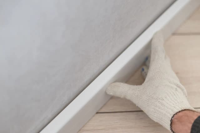 Jak czyścić listwy przypodłogowe, aby uniknąć trwałych plam i kurzu